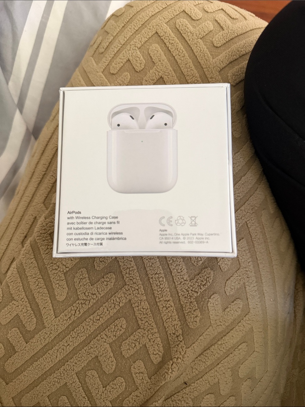 Apple White AirPods with Wireless Charging Case
